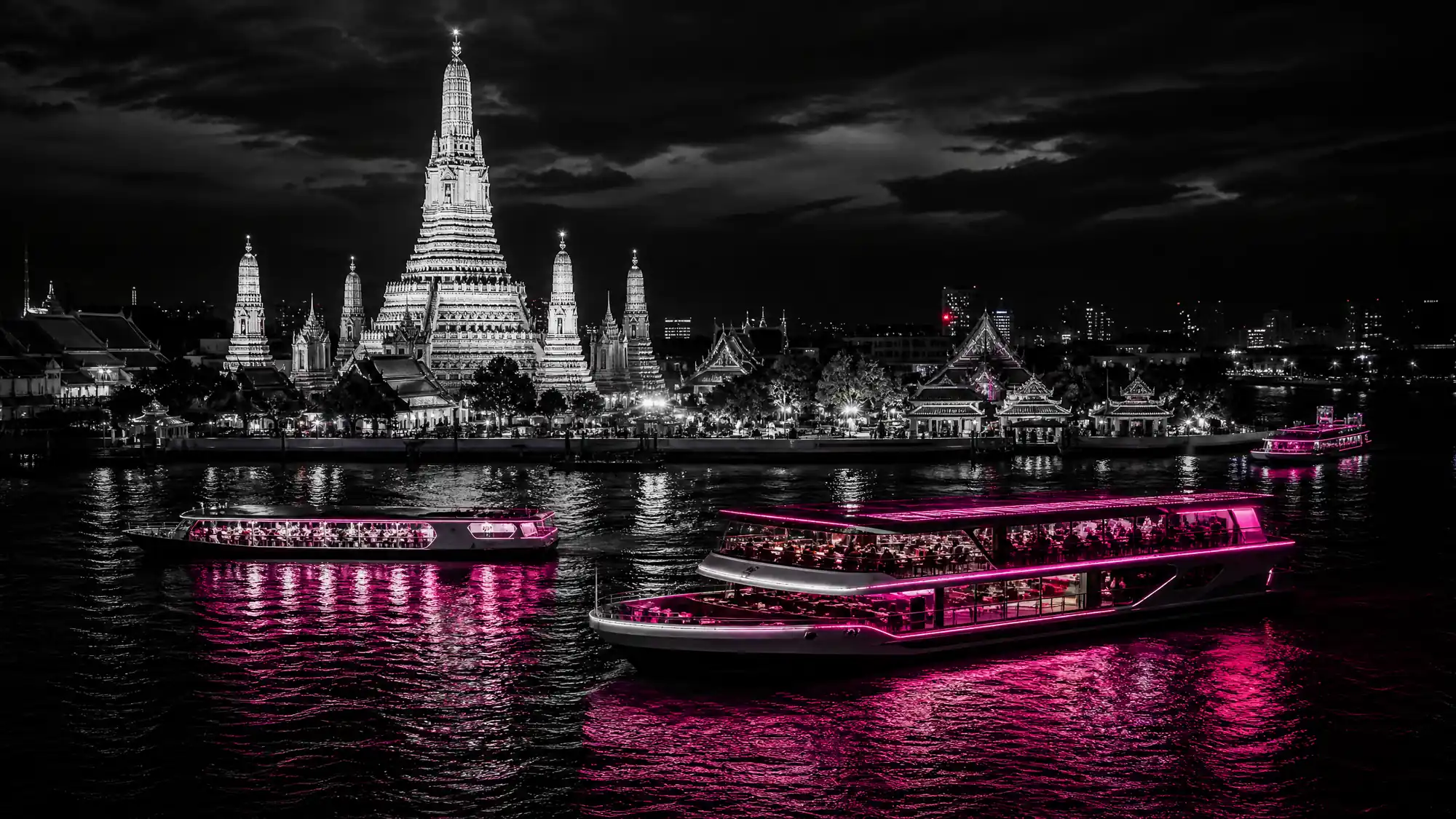 Naviguez sur la principale voie navigable de Bangkok. Choisissez parmi les bateaux express publics abordables le jour ou les croisières-dîner avec buffet le soir.