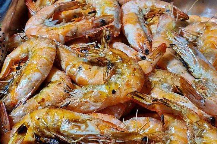 Vista de cerca de langostinos cocidos servidos en una estación de buffet.