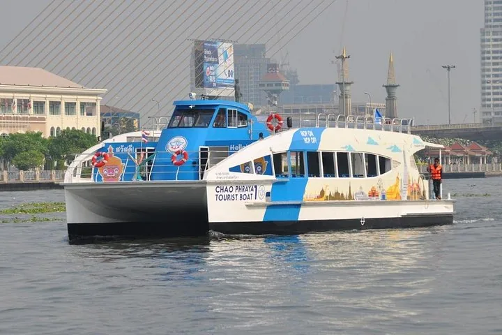 Ein blau-weißes Katamaran-Touristenboot auf dem Chao Phraya.